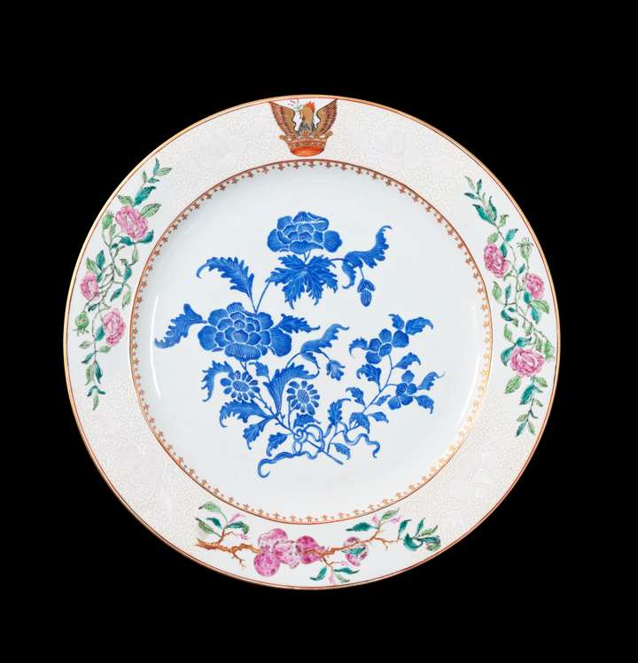 GG: Chinese armorial porcelain charger with a crest of a cockatrice on the rim
